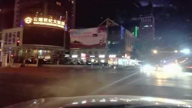 晚上10点开车夜游石家庄,中华大街和中山路的夜景值得跑上一圈