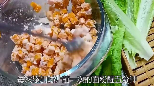 南瓜疙瘩汤花样做法,用南瓜丁做馅,皮白馅红,比饺子还好吃