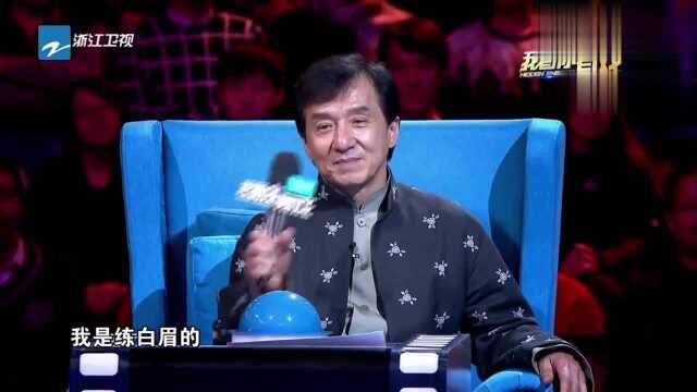 小伙上台演绎《峨眉弦虎逍遥扇》,飞扇绝技太震撼,老师看呆