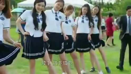 美女拍毕业照，提起裙角就往上掀，男老师看见急了说放下注意自重！