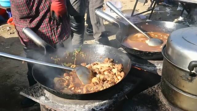 青岛大姐做海鲜烩饼,单人双锅开挂操作,那味道简直绝了