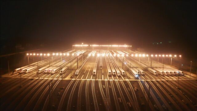 震撼!深夜航拍动车组壮观场景 数十辆列车“万箭齐发” 迎春运