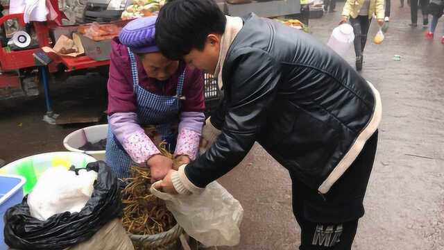 80岁老人家摆地摊卖山货,小伙二话不说全部买走,老人家很开心