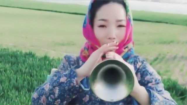 村姑用唢呐吹首《梨园春开幕曲》,十分动听,太有才了