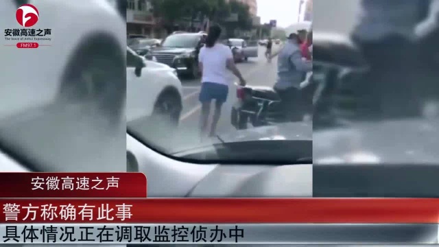 地上全是钱!路口撒钱引群众哄抢,现场一度混乱