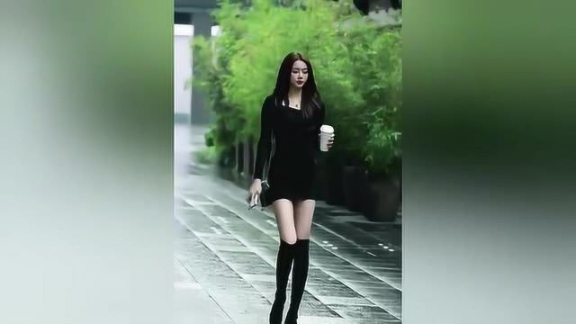 街拍:小开口露背连衣裙,风一样的女子