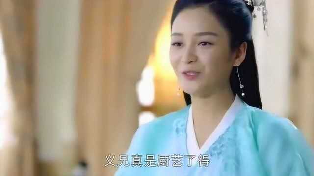 桌上的鱼被司命吃完了,美女赶紧上前解释:厨艺太好了!