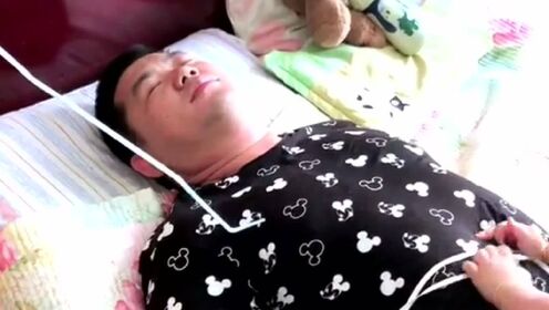爸爸躺在床上装病，看到儿子的做法后，这是亲生的没错了！