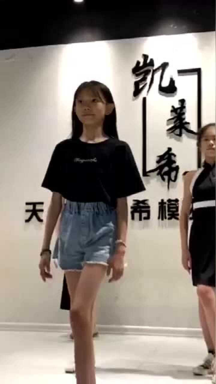 童模宋小睿不愧是老师重视的人上课连专业训练的衣服都可以不穿