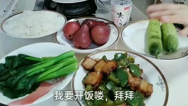 一边做饭,一边来一段即兴的双人舞,好吃好喝心情好,美食与快乐同行.