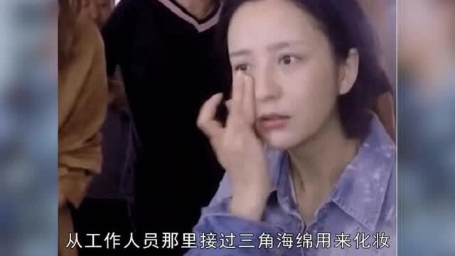 36岁佟丽娅幕后素颜照曝光,与妆后判若两人,忙拿粉饼遮黑眼圈