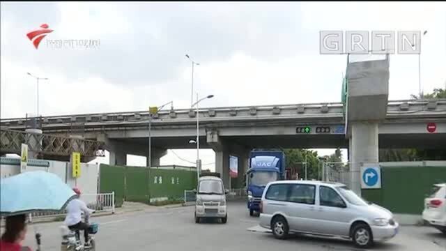 广州番禺 小车路过工地疑遭“碎石雨” 竟来自吊车?