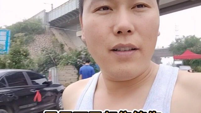 雨后赶大集排骨32每斤大虾仅20块钱一斤