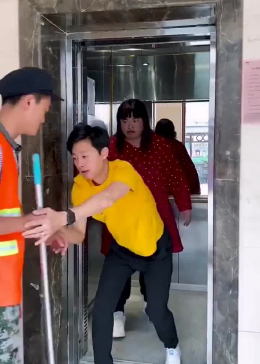 你不让环卫工搭电梯,那我们只能把你踢出电梯了!