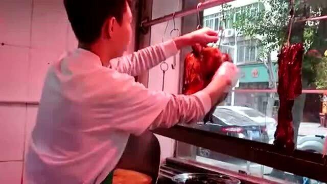 实拍广东老字号烧腊店,一份烤鹅只需60块,皮脆肉嫩看着流口水