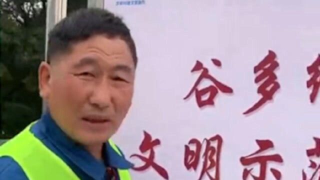 沈阳热心市民!“老雷峰”客车司机做好事20年,街道以他命名