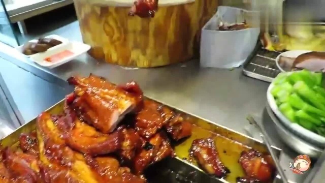 香港美食:香港驰名中外的叉烧肉,一块吊烧蜜汁烧肉,师傅快斩后还立而不散!