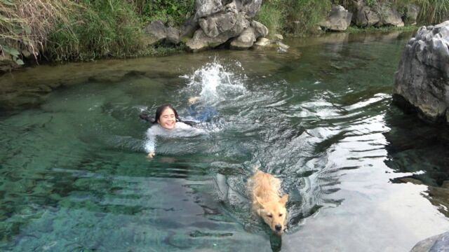 冬天游泳比夏天过瘾,美女在河里好爽啊