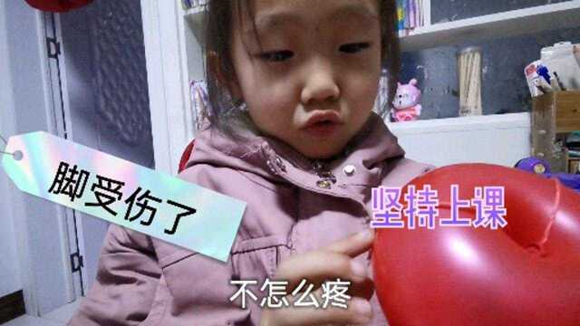 孩子在校不小心脚扭伤,仍然坚持上课,孩子的一反话令人心疼