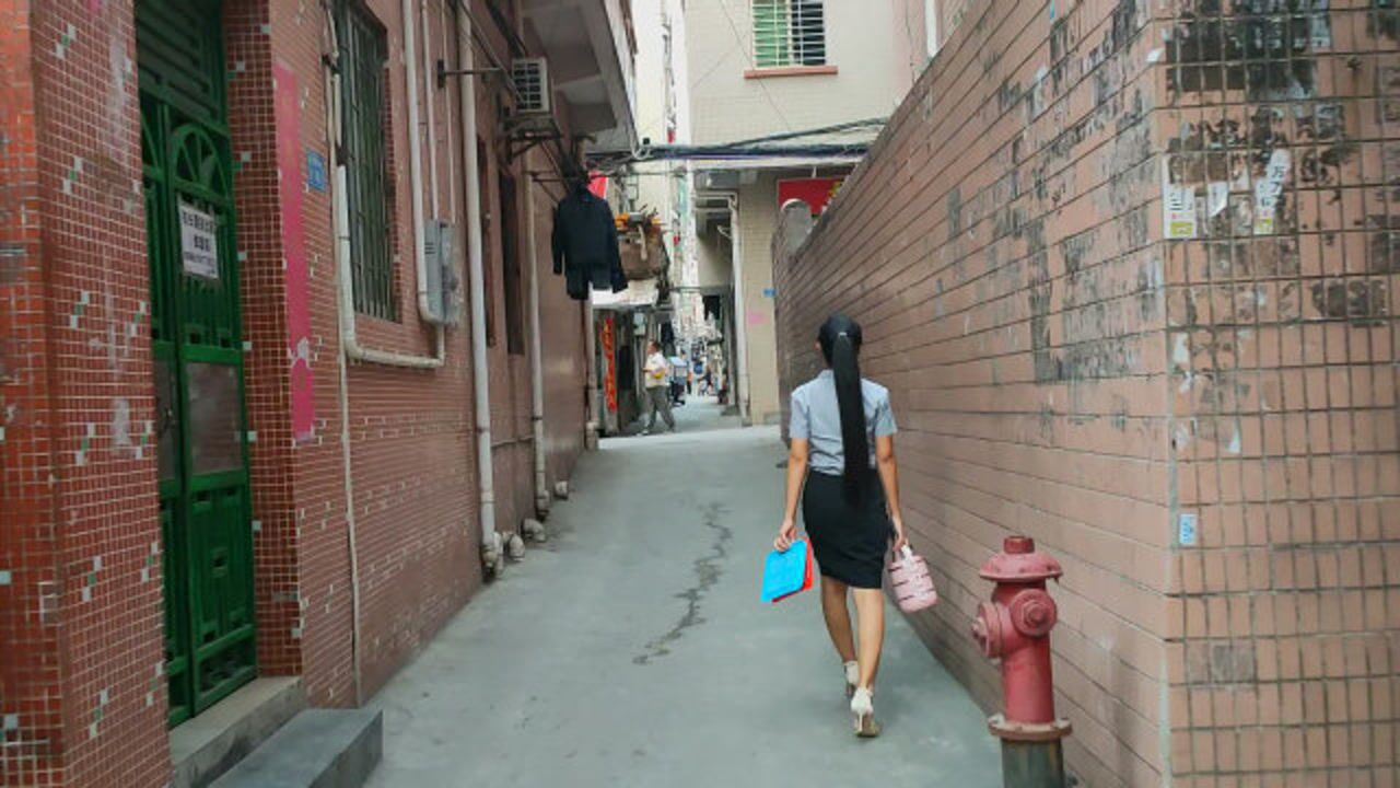 实拍东莞虎门赤岗小巷子现状门上的租金让人深思真是感慨万千