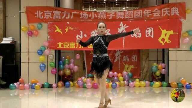 兰叶子老师独自表演桑巴,音乐好听,舞步潇洒