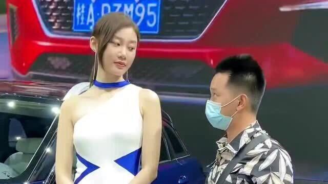 穷小子看上了这台豪车,哪料又被眼前的车模美女吸引,车模小姐姐有妙招!