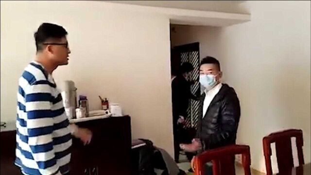 现场!乱港分子林卓廷被上门拘捕 香港廉署人员将其带走调查