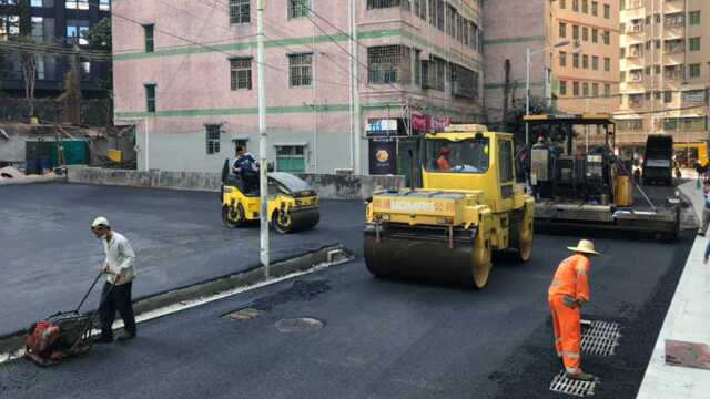 实拍铺沥青路过程,整改几个月的城中村道路,铺满沥青恍然一新