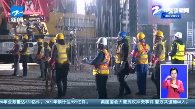 中国长三角 湖州:沪苏湖铁路首片钢梁吊装到位