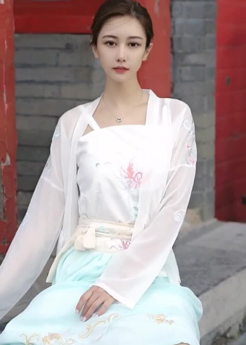 汉服美女掀起裙子的姿势太勾人，不知看了多少遍