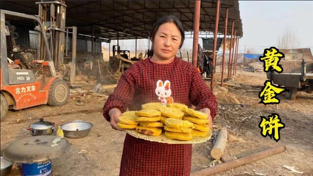 做完豆腐的豆渣别浪费,农村大姐教你做农村特色美食,城里人有钱都吃不到