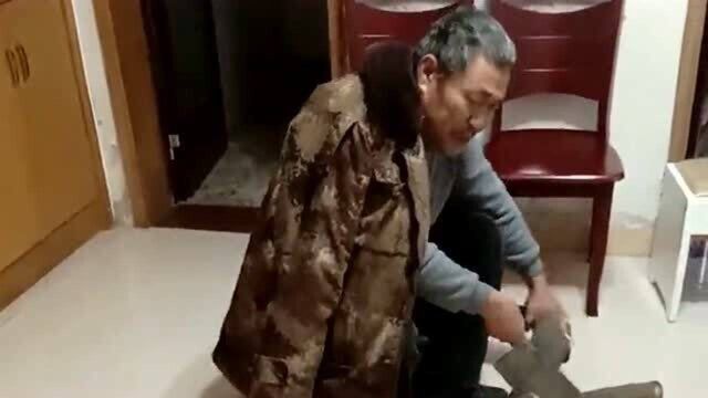 单元房里砍柴火史无前例,我估计公公是头一份.我一定要忍住不能生气!