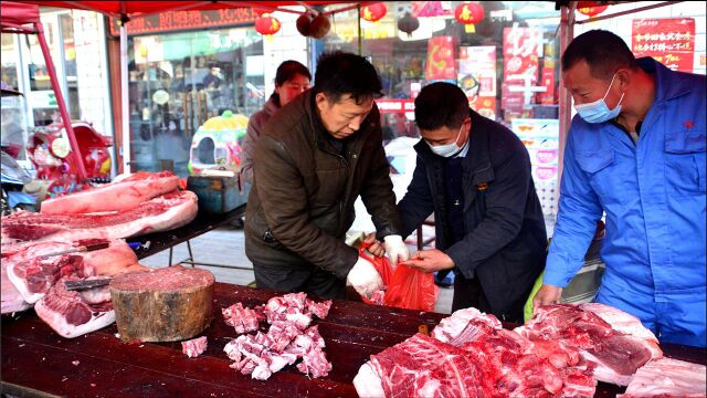 河南农村赶年集,农家土猪肉26块钱一斤,只比冷冻肉贵一块钱