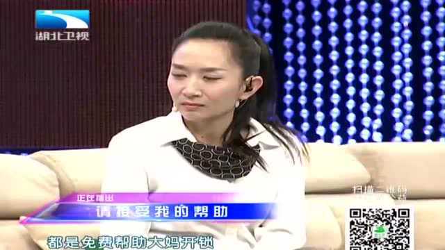 小伙经常照顾孤寡老人,搀扶老人安全回家,镜头记录下温馨画面