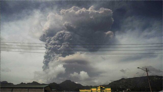 加勒比岛国火山持续爆发,火山灰如雨下