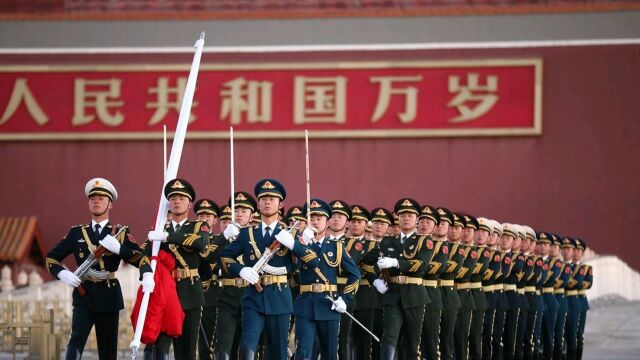 5月4日青年节傍晚,北京天安门缓缓降下国旗,场面令人激动落泪