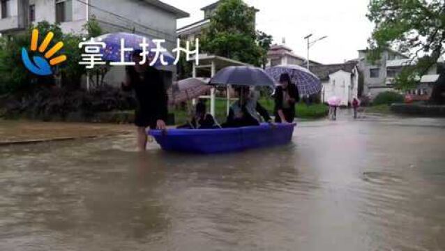 南丰县洽湾镇河水暴涨,部分学生和群众被困