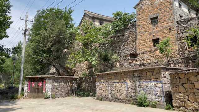 鹤壁淇县一处古村落,大量的石建房屋已经破败,整个村落只有几户人家