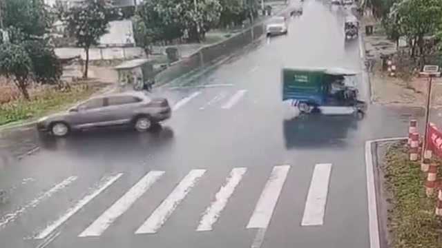 三轮车横穿马路轿车急转避让 随后一幕看呆众人