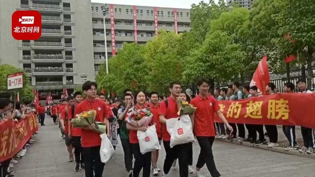 高考生写400字信感谢学校:从入学全年级120名成为全市理科第一