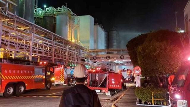 台湾台塑林园厂储存槽凌晨突发爆炸起火 巨响直接吓醒7公里外住户