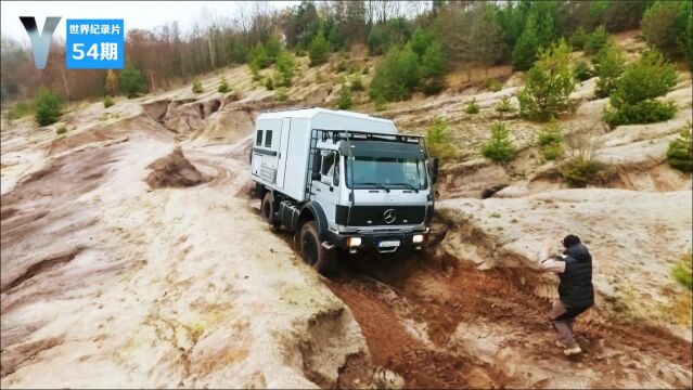 富豪花900万打造最贵的越野车,车身长度11米,配有两室两卫