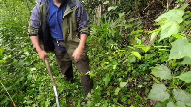 深山岩壁发现方形石门,小伙索降进入,揭开它的神秘面纱