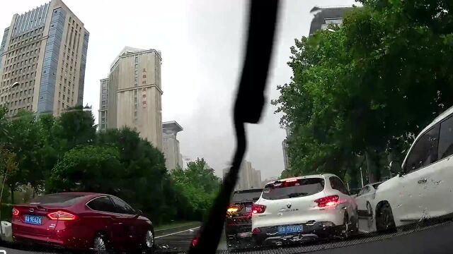 暴雨过后的河南郑州,郑东新区,早上汽车横七竖八!哎!