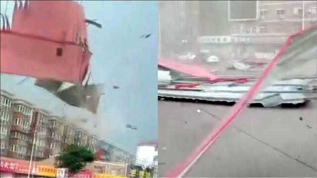 河北邯郸遭强风侵袭 铁皮腾空乱舞 街头市民无奈趴下稳定身体!