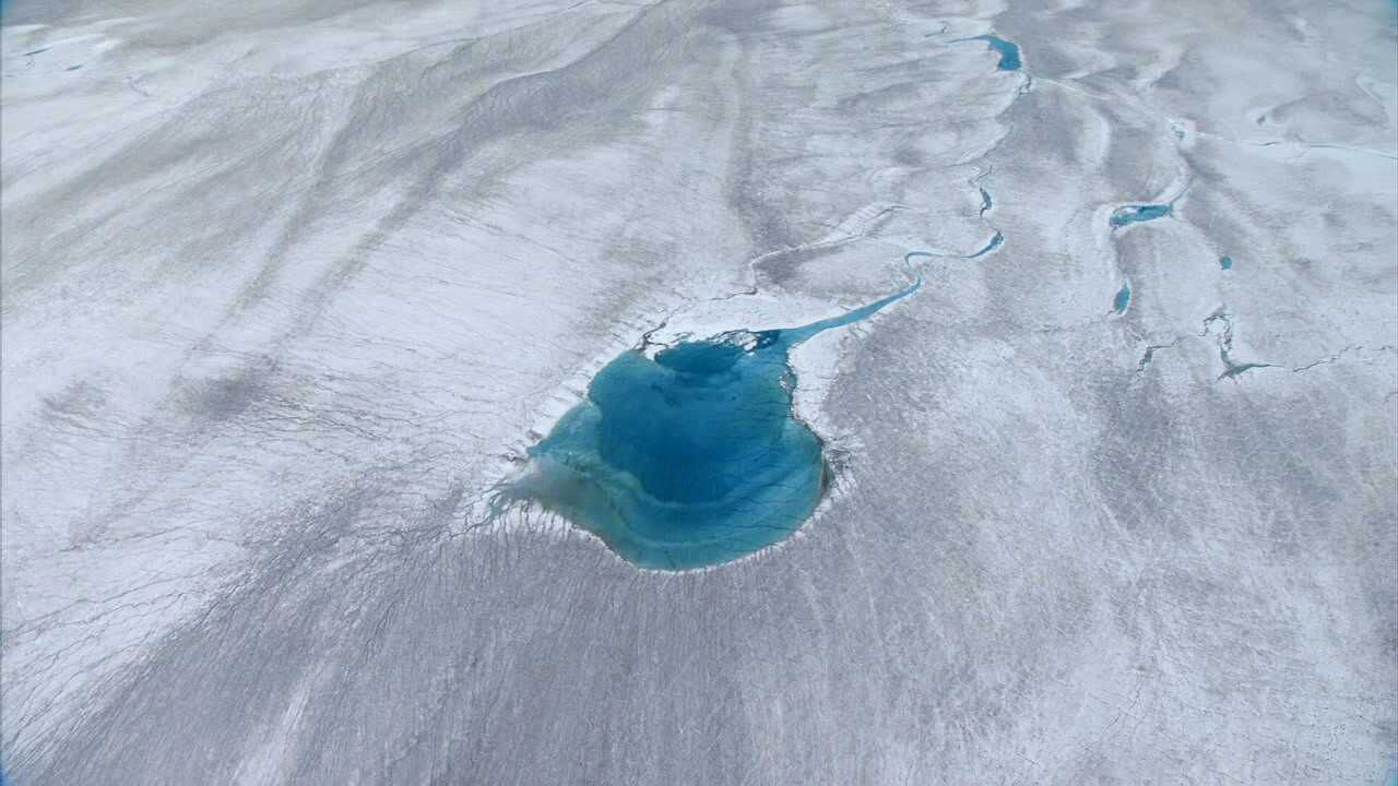 北极海冰的消融对气候影响巨大,格陵兰冰上的湖泊越来越多!