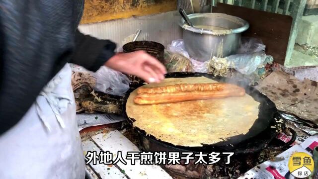 这是正宗天津煎饼果子?大爷摆摊40年,一个5元,顾客自己带鸡蛋