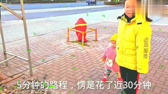 大手拉小手,结伴而行有你俩很幸福