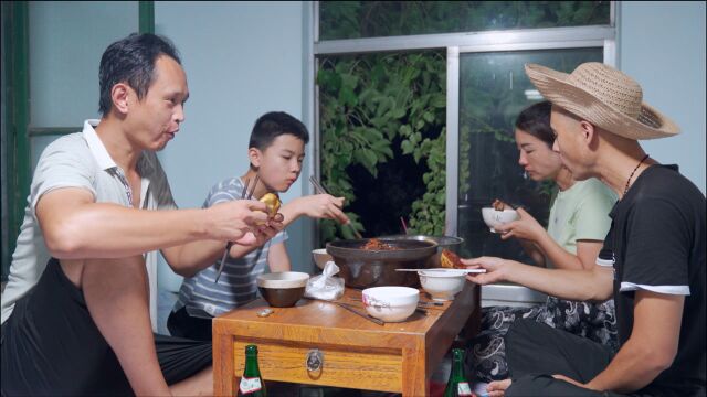 吃饭就要这种感觉,坐在大炕上,盘起双腿,村里这家人太会生活了