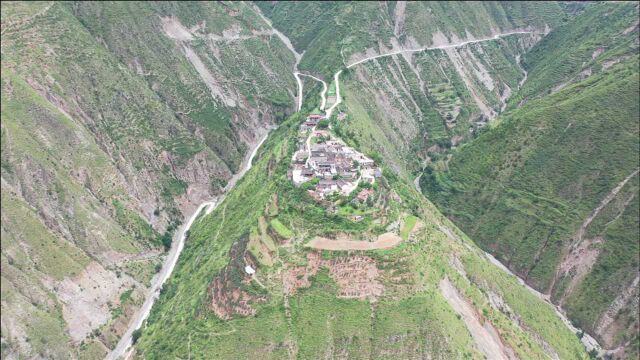 甘肃陇南悬崖村,三面是悬崖险峻无比,现在剩下20户人家在此居住